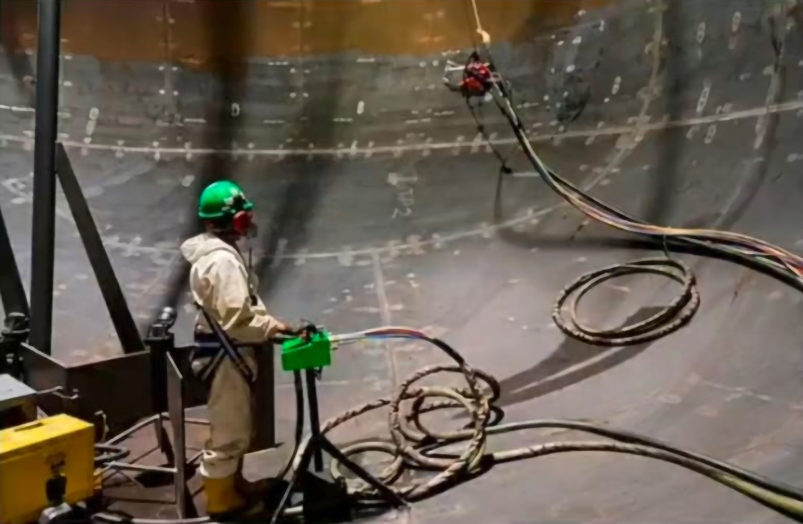 CO2 food-grade spherical tank cleaning with robotic hydroblasting
